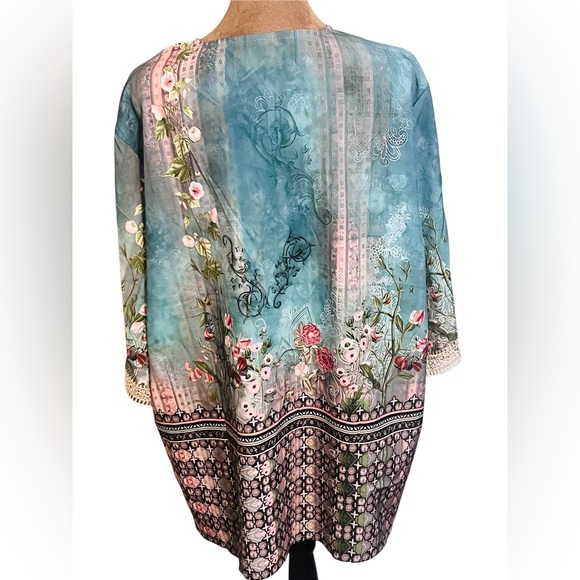 NWOT Floral V-Neck Women's Tunic top with Lace Trim - Picture 2 of 4